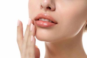 Na czym polega powiększanie ust kwasem hialuronowym?